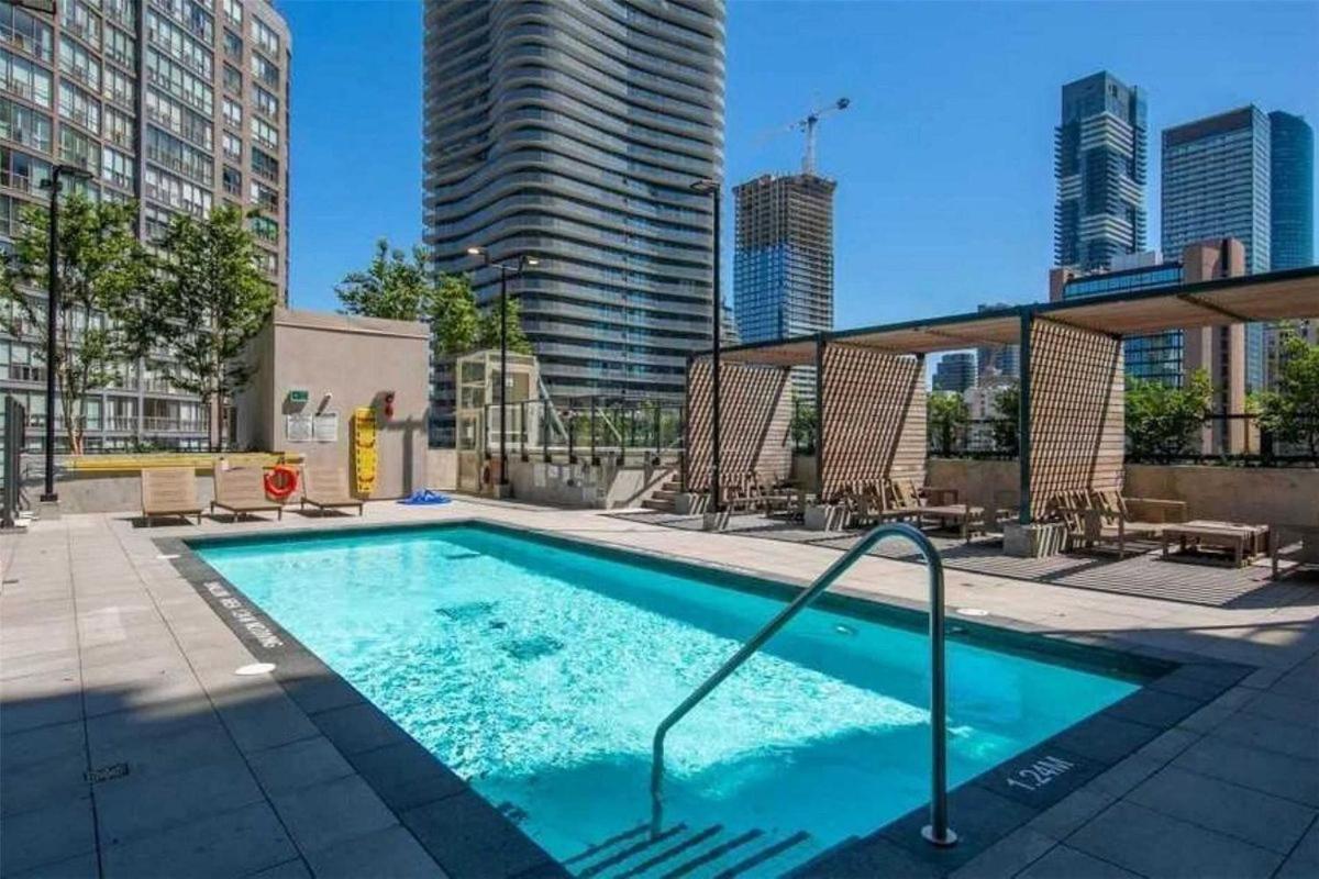 Stylish Downtown Toronto Residential Hotel Exterior photo