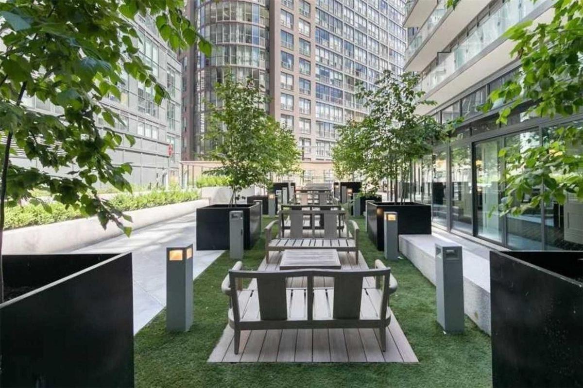 Stylish Downtown Toronto Residential Hotel Exterior photo